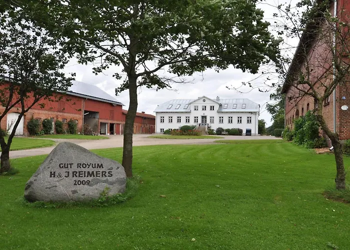 Holiday home Gut-royum-strohlager Brodersby-Goltoft